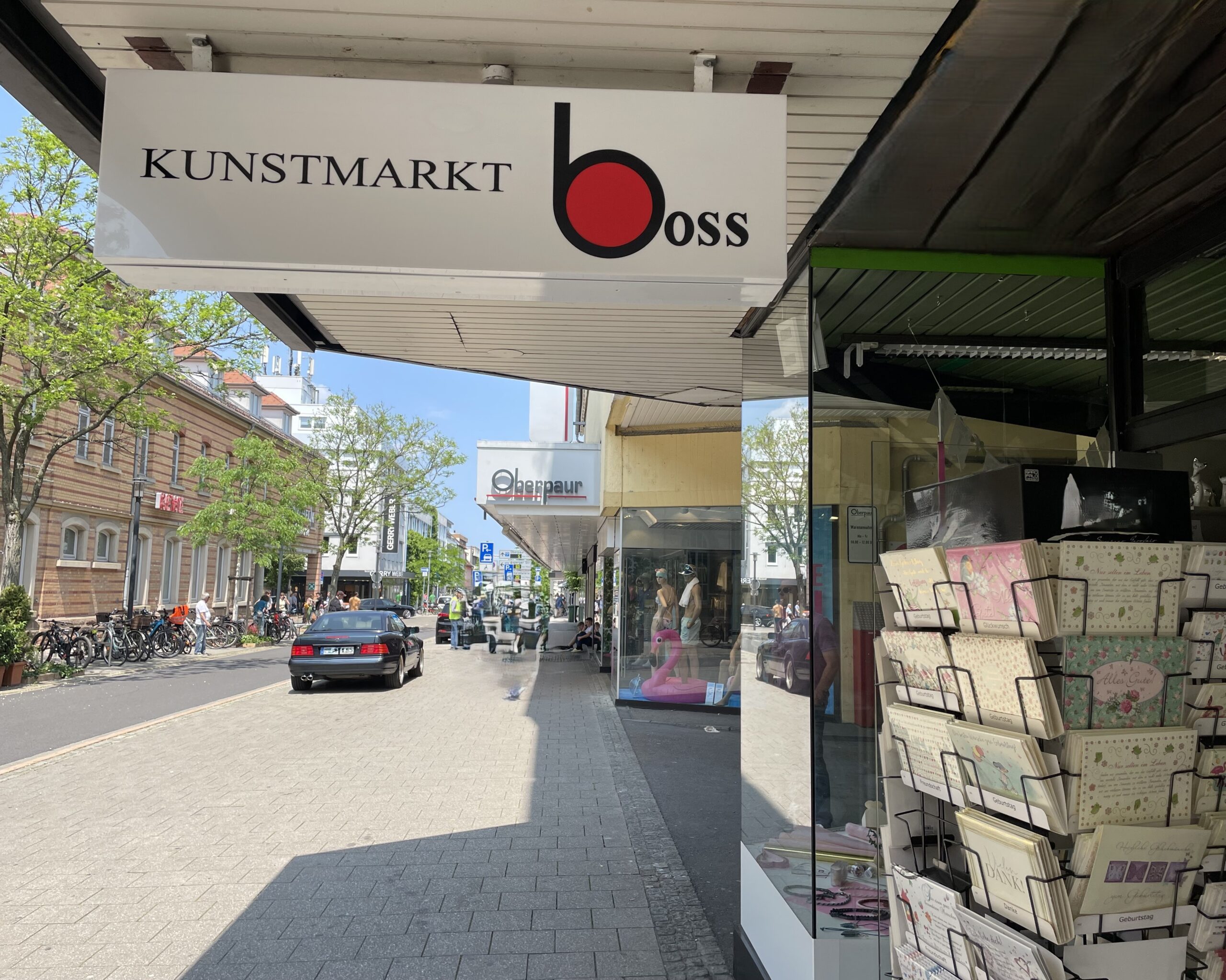 Kunstmarkt Boss_ Ladenansicht Nähzentrum Grigo Monika und Jasmin Grigo präsentieren Stoffe vor dem Ladengeschäft